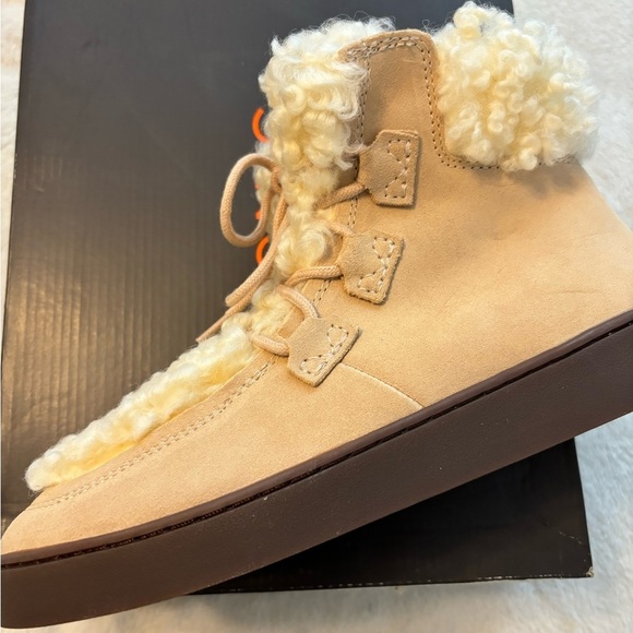 NIB Vionic Orthopedic Neutral Fuzzy Sherpa Boots - Picture 6 of 11